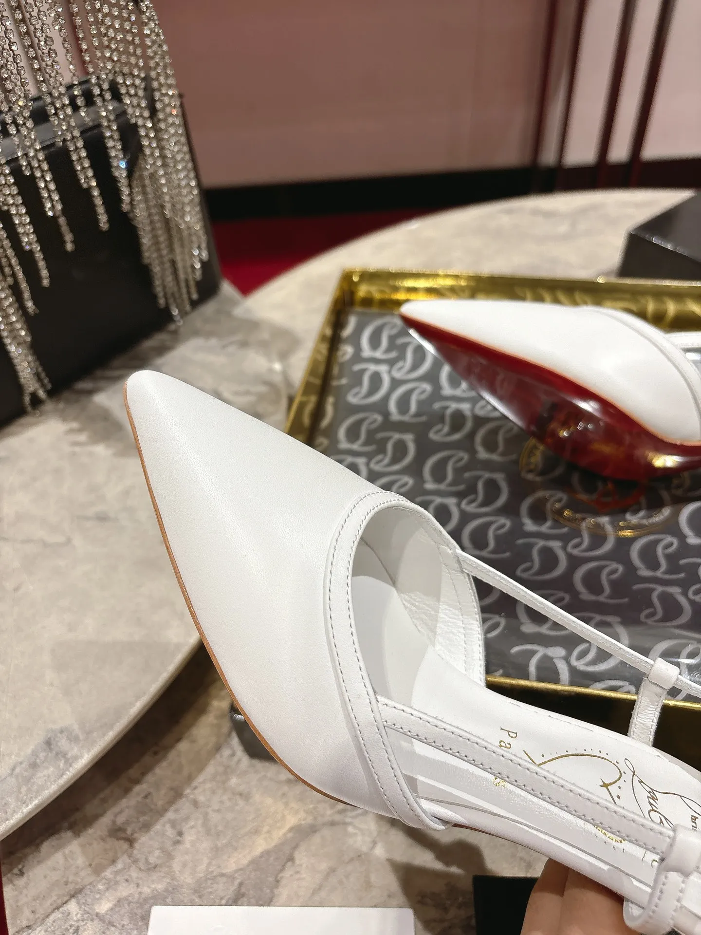 👟👟Ex-factory price 600👟👟 🆑❥∙Back empty sandals🦋✪ꫛꫀw.✔︎ Featuring a slightly pointed toe and slim straps, this model is crafted in white calfskin with a 65mm heel height and added hand-placed crystals on the front. It features our signature Louboutin red sole with Christian Louboutin's signature and heart-shaped stamped logo on the insole. Size: 34 yards - 42 yards (34.40.41.42. Customized, non-refundable and non-exchangeable‼️) Heel height: 6.5cm Color: white black